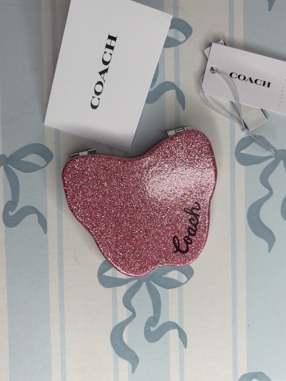Lip-shaped glitter compact